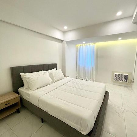 Burgundy Guest Suite Manila Exteriör bild