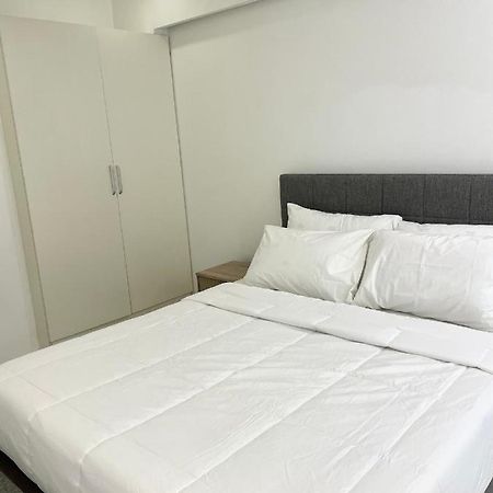 Burgundy Guest Suite Manila Exteriör bild
