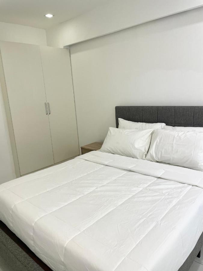 Burgundy Guest Suite Manila Exteriör bild
